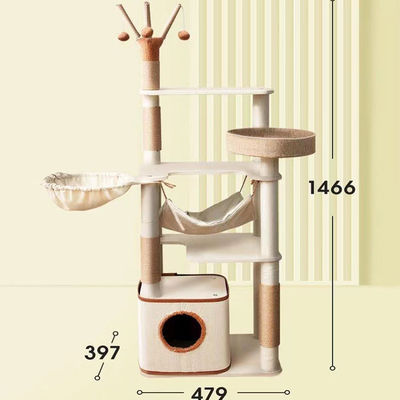 Torre de gato de madera completamente envuelta con bolas colgantes reemplazables y postes de sisal rascador