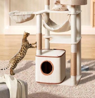Torre de gato de madera completamente envuelta con bolas colgantes reemplazables y postes de sisal rascador