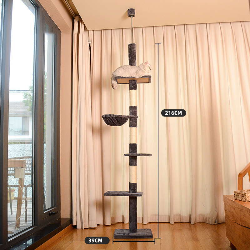 Torre de escalada de gatos de cuatro niveles desde el piso hasta el techo con hamaca acogedora